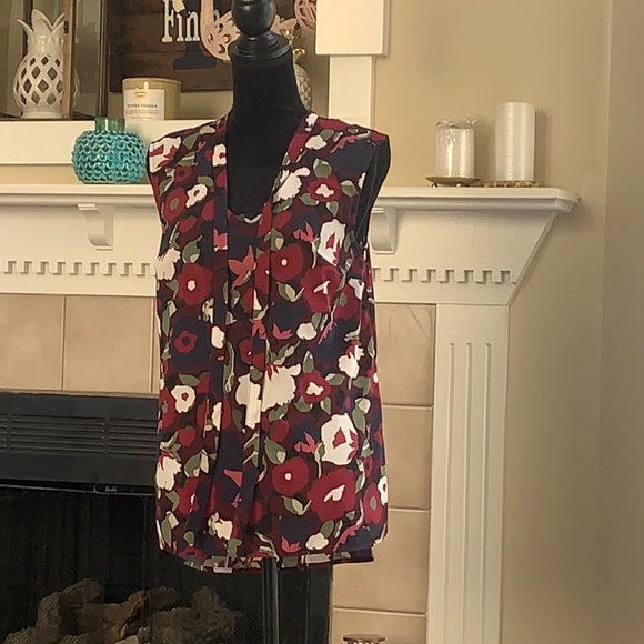 Floral sleeveless shirt. - Picture 6 of 6